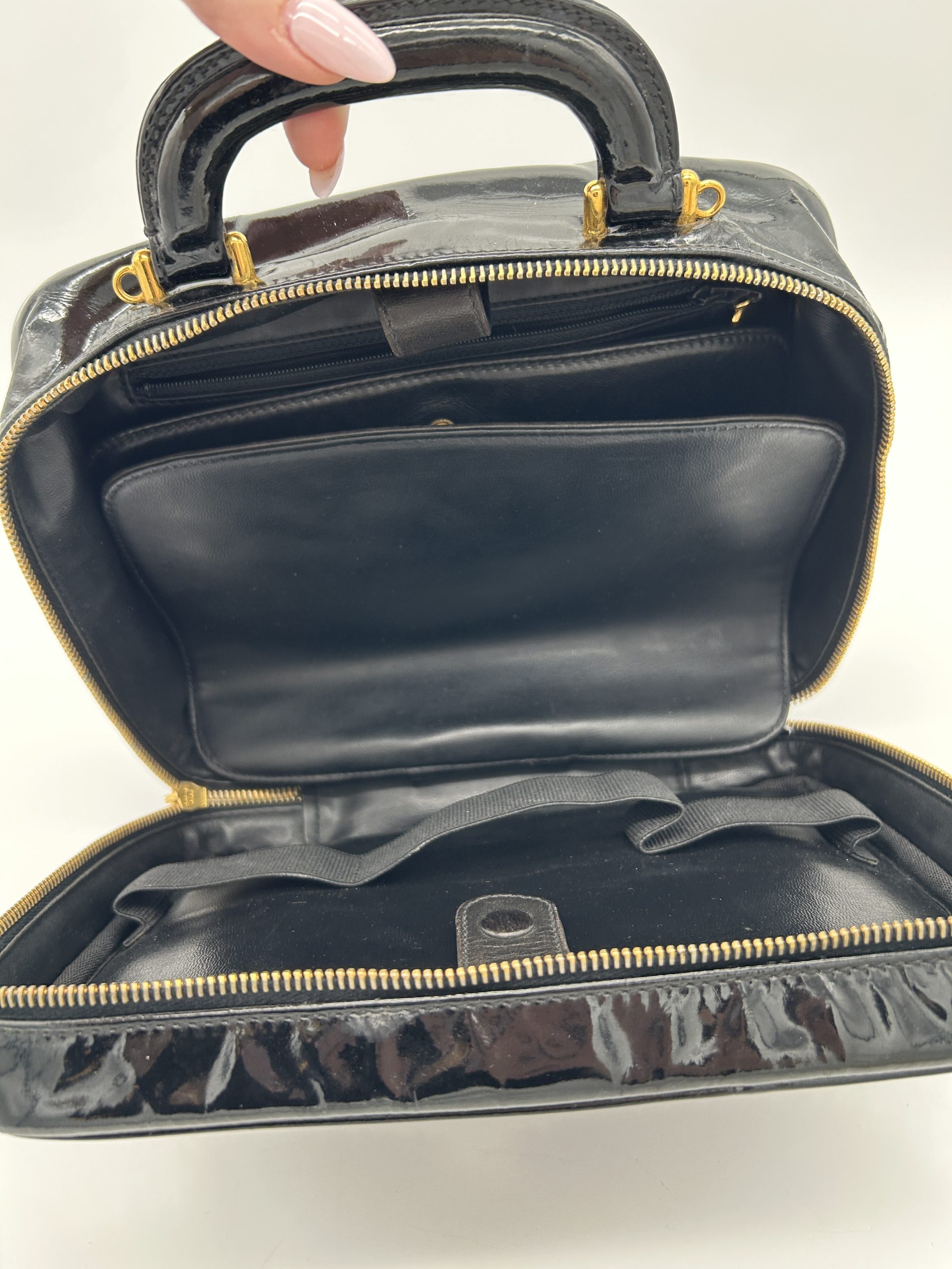 Chanel Vintage Enamel Vanity Bag Ser:42xxxx59 - Image 2